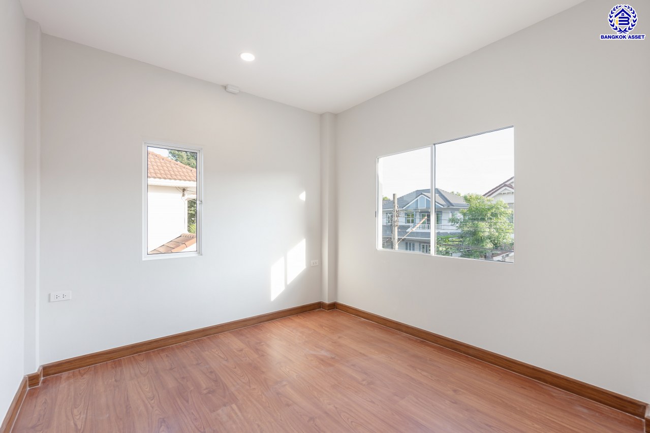 บ้านมือสองตกแต่งใหม่ โครงการ เพอร์เฟคเพลส พระราม5-ราชพฤกษ์ จาก Property Perfect เนื้อที่ 60.7 ตร.ว. พื้นที่ใช้สอย 195.17 ตร.ม. ฟังก์ชัน 4 ห้องนอน 3 ห้องน้ำ 2 ที่จอดรถ  พร้อม Facility ภายในโครงการครบครันตอบโจทย์ทุกการใช้ชีวิตด้วยบ้านเดี่ยวใจกลาง Community ชั้นนำมากมาย