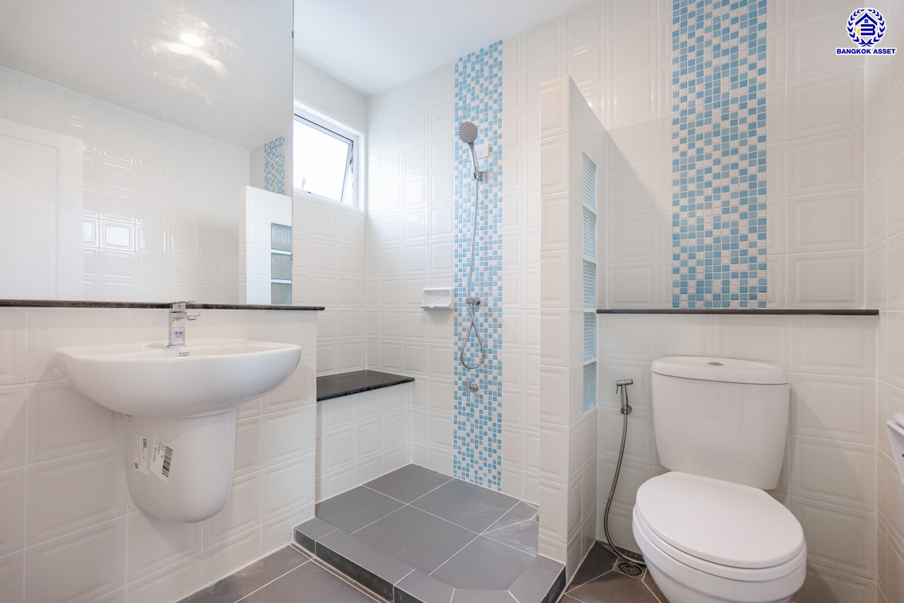 บ้านมือสองตกแต่งใหม่ โครงการ เพอร์เฟคเพลส พระราม5-ราชพฤกษ์ จาก Property Perfect เนื้อที่ 60.7 ตร.ว. พื้นที่ใช้สอย 195.17 ตร.ม. ฟังก์ชัน 4 ห้องนอน 3 ห้องน้ำ 2 ที่จอดรถ  พร้อม Facility ภายในโครงการครบครันตอบโจทย์ทุกการใช้ชีวิตด้วยบ้านเดี่ยวใจกลาง Community ชั้นนำมากมาย