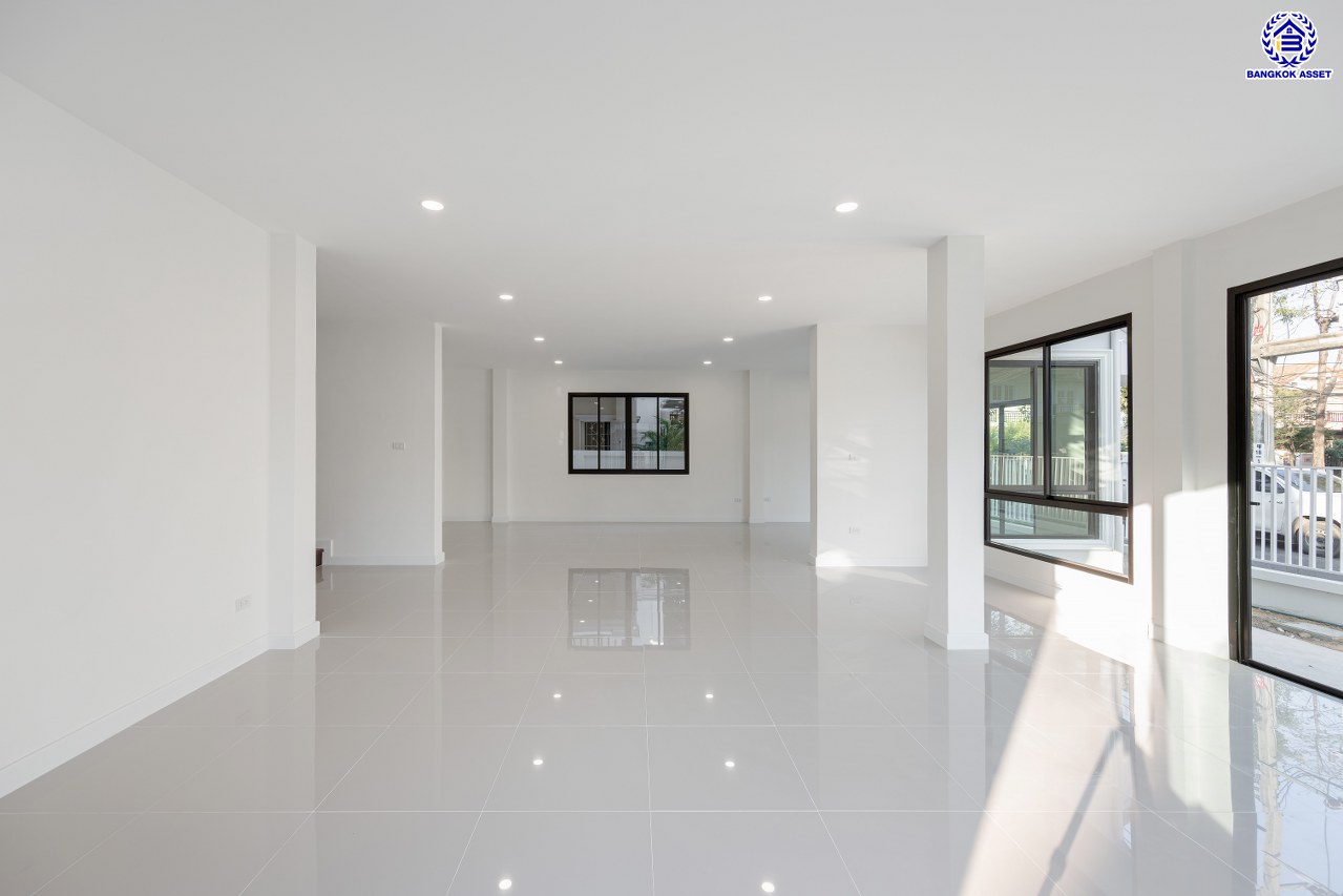 บ้านมือสองตกแต่งใหม่ โครงการ นนทรี4 พระราม5 หลังมุม เนื้อที่ 78.40 ตร.ว. พื้นที่ใช้สอย 293.96 ตร.ม. ฟังก์ชัน 3 ห้องนอน 3 ห้องน้ำ จอดรถได้ 2 คัน บนทำเลศักยภาพเชื่อมต่อหลายเส้นทาง ทั้ง ถนนนครอินทร์, ถนนบางศรีเมือง, ถนนราชพฤกษ์, ถนนติวานนท์ ใกล้รถไฟฟ้าสายสีม่วง "สถานีแยกติวานนท์" และ ใกล้จุดขึ้นทางด่วน "ศรีรัช"