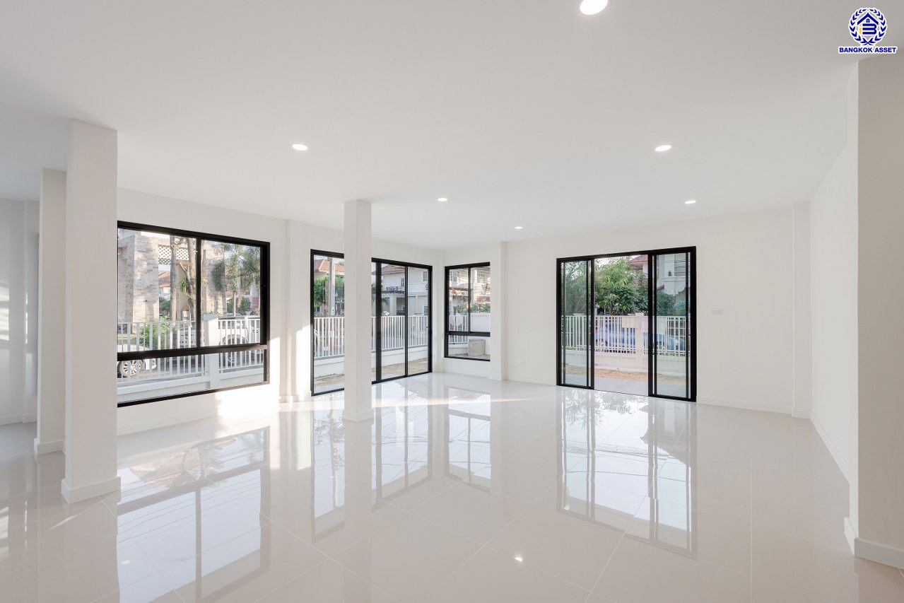 บ้านมือสองตกแต่งใหม่ โครงการ นนทรี4 พระราม5 หลังมุม เนื้อที่ 78.40 ตร.ว. พื้นที่ใช้สอย 293.96 ตร.ม. ฟังก์ชัน 3 ห้องนอน 3 ห้องน้ำ จอดรถได้ 2 คัน บนทำเลศักยภาพเชื่อมต่อหลายเส้นทาง ทั้ง ถนนนครอินทร์, ถนนบางศรีเมือง, ถนนราชพฤกษ์, ถนนติวานนท์ ใกล้รถไฟฟ้าสายสีม่วง "สถานีแยกติวานนท์" และ ใกล้จุดขึ้นทางด่วน "ศรีรัช"