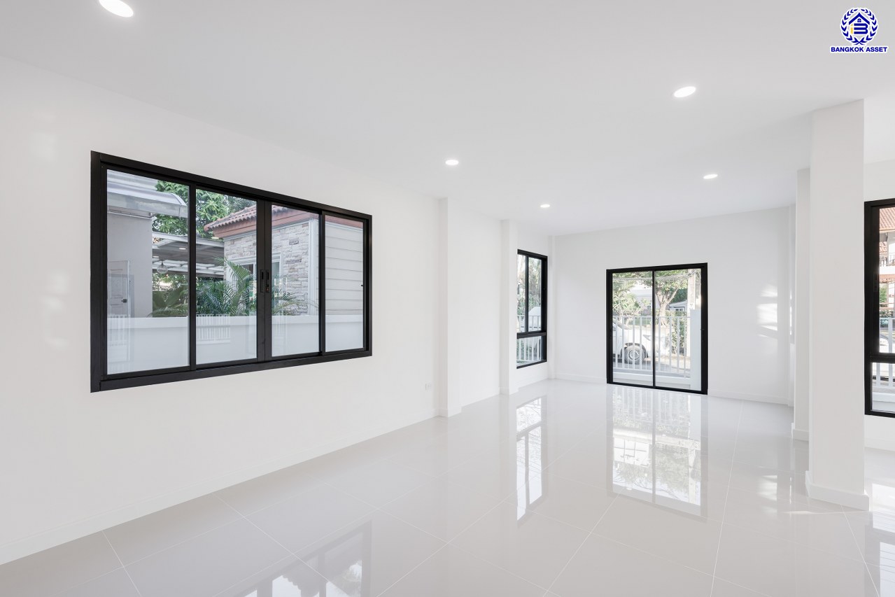 บ้านมือสองตกแต่งใหม่ โครงการ นนทรี4 พระราม5 หลังมุม เนื้อที่ 78.40 ตร.ว. พื้นที่ใช้สอย 293.96 ตร.ม. ฟังก์ชัน 3 ห้องนอน 3 ห้องน้ำ จอดรถได้ 2 คัน บนทำเลศักยภาพเชื่อมต่อหลายเส้นทาง ทั้ง ถนนนครอินทร์, ถนนบางศรีเมือง, ถนนราชพฤกษ์, ถนนติวานนท์ ใกล้รถไฟฟ้าสายสีม่วง "สถานีแยกติวานนท์" และ ใกล้จุดขึ้นทางด่วน "ศรีรัช"