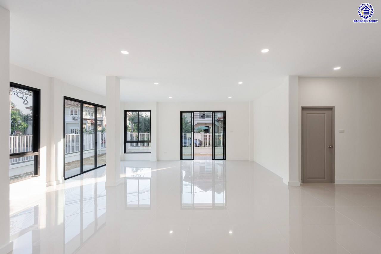 บ้านมือสองตกแต่งใหม่ โครงการ นนทรี4 พระราม5 หลังมุม เนื้อที่ 78.40 ตร.ว. พื้นที่ใช้สอย 293.96 ตร.ม. ฟังก์ชัน 3 ห้องนอน 3 ห้องน้ำ จอดรถได้ 2 คัน บนทำเลศักยภาพเชื่อมต่อหลายเส้นทาง ทั้ง ถนนนครอินทร์, ถนนบางศรีเมือง, ถนนราชพฤกษ์, ถนนติวานนท์ ใกล้รถไฟฟ้าสายสีม่วง "สถานีแยกติวานนท์" และ ใกล้จุดขึ้นทางด่วน "ศรีรัช"