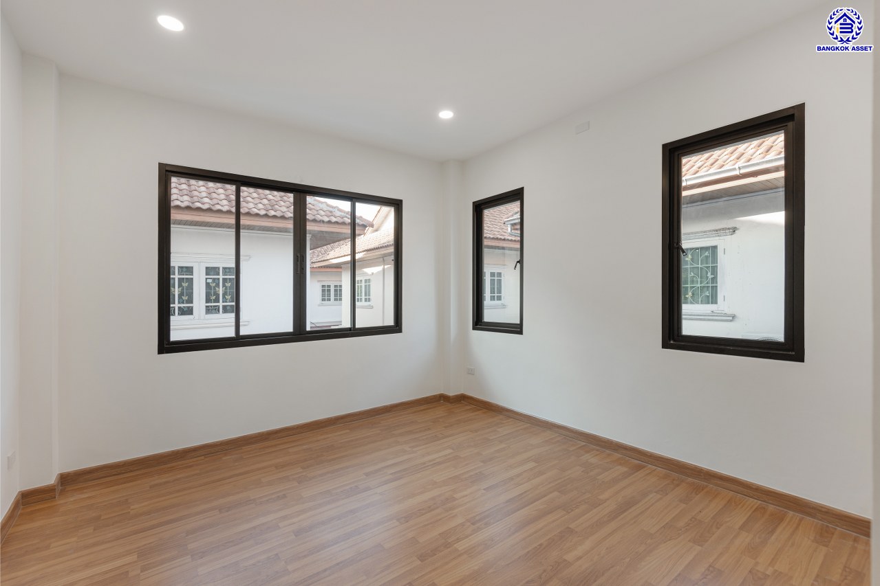 บ้านมือสองตกแต่งใหม่ โครงการ นนทรี4 พระราม5 หลังมุม เนื้อที่ 78.40 ตร.ว. พื้นที่ใช้สอย 293.96 ตร.ม. ฟังก์ชัน 3 ห้องนอน 3 ห้องน้ำ จอดรถได้ 2 คัน บนทำเลศักยภาพเชื่อมต่อหลายเส้นทาง ทั้ง ถนนนครอินทร์, ถนนบางศรีเมือง, ถนนราชพฤกษ์, ถนนติวานนท์ ใกล้รถไฟฟ้าสายสีม่วง "สถานีแยกติวานนท์" และ ใกล้จุดขึ้นทางด่วน "ศรีรัช"