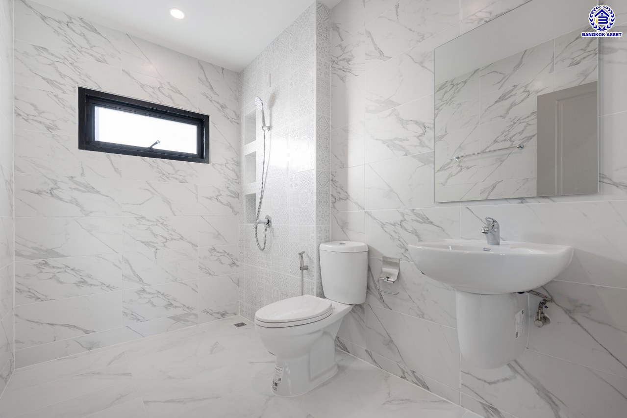 บ้านมือสองตกแต่งใหม่ โครงการ นนทรี4 พระราม5 หลังมุม เนื้อที่ 78.40 ตร.ว. พื้นที่ใช้สอย 293.96 ตร.ม. ฟังก์ชัน 3 ห้องนอน 3 ห้องน้ำ จอดรถได้ 2 คัน บนทำเลศักยภาพเชื่อมต่อหลายเส้นทาง ทั้ง ถนนนครอินทร์, ถนนบางศรีเมือง, ถนนราชพฤกษ์, ถนนติวานนท์ ใกล้รถไฟฟ้าสายสีม่วง "สถานีแยกติวานนท์" และ ใกล้จุดขึ้นทางด่วน "ศรีรัช"