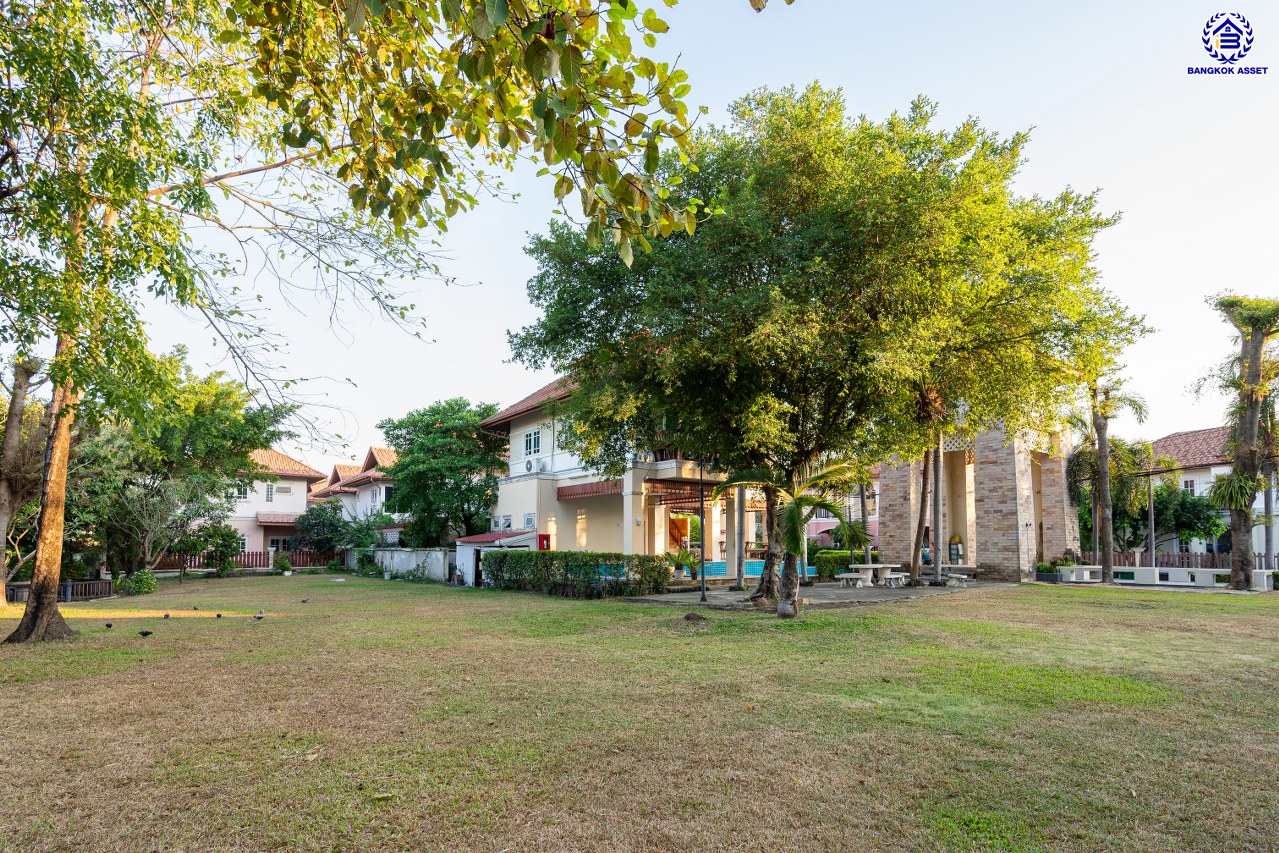 บ้านมือสองตกแต่งใหม่ โครงการ นนทรี4 พระราม5 หลังมุม เนื้อที่ 78.40 ตร.ว. พื้นที่ใช้สอย 293.96 ตร.ม. ฟังก์ชัน 3 ห้องนอน 3 ห้องน้ำ จอดรถได้ 2 คัน บนทำเลศักยภาพเชื่อมต่อหลายเส้นทาง ทั้ง ถนนนครอินทร์, ถนนบางศรีเมือง, ถนนราชพฤกษ์, ถนนติวานนท์ ใกล้รถไฟฟ้าสายสีม่วง "สถานีแยกติวานนท์" และ ใกล้จุดขึ้นทางด่วน "ศรีรัช"