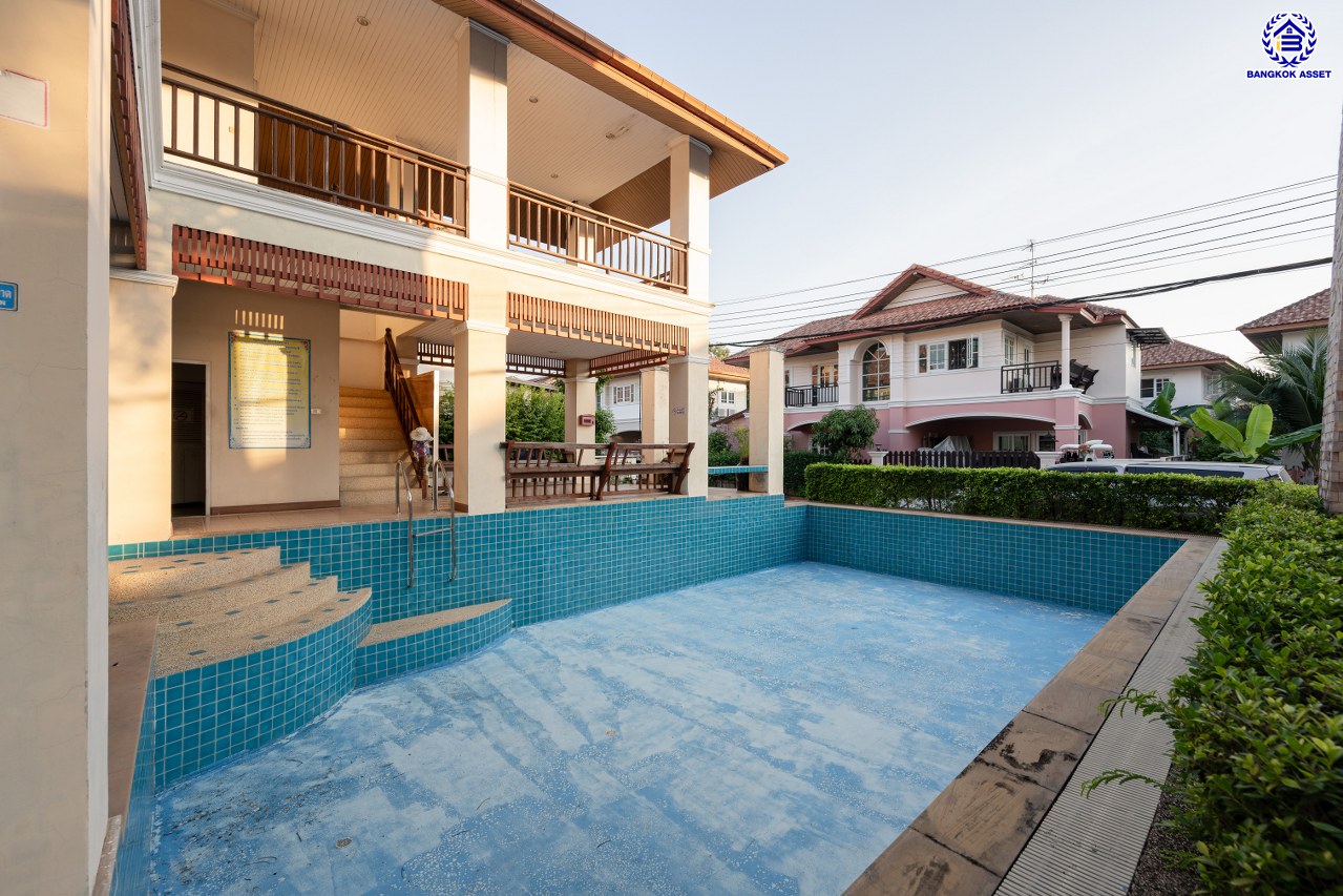 บ้านมือสองตกแต่งใหม่ โครงการ นนทรี4 พระราม5 หลังมุม เนื้อที่ 78.40 ตร.ว. พื้นที่ใช้สอย 293.96 ตร.ม. ฟังก์ชัน 3 ห้องนอน 3 ห้องน้ำ จอดรถได้ 2 คัน บนทำเลศักยภาพเชื่อมต่อหลายเส้นทาง ทั้ง ถนนนครอินทร์, ถนนบางศรีเมือง, ถนนราชพฤกษ์, ถนนติวานนท์ ใกล้รถไฟฟ้าสายสีม่วง "สถานีแยกติวานนท์" และ ใกล้จุดขึ้นทางด่วน "ศรีรัช"