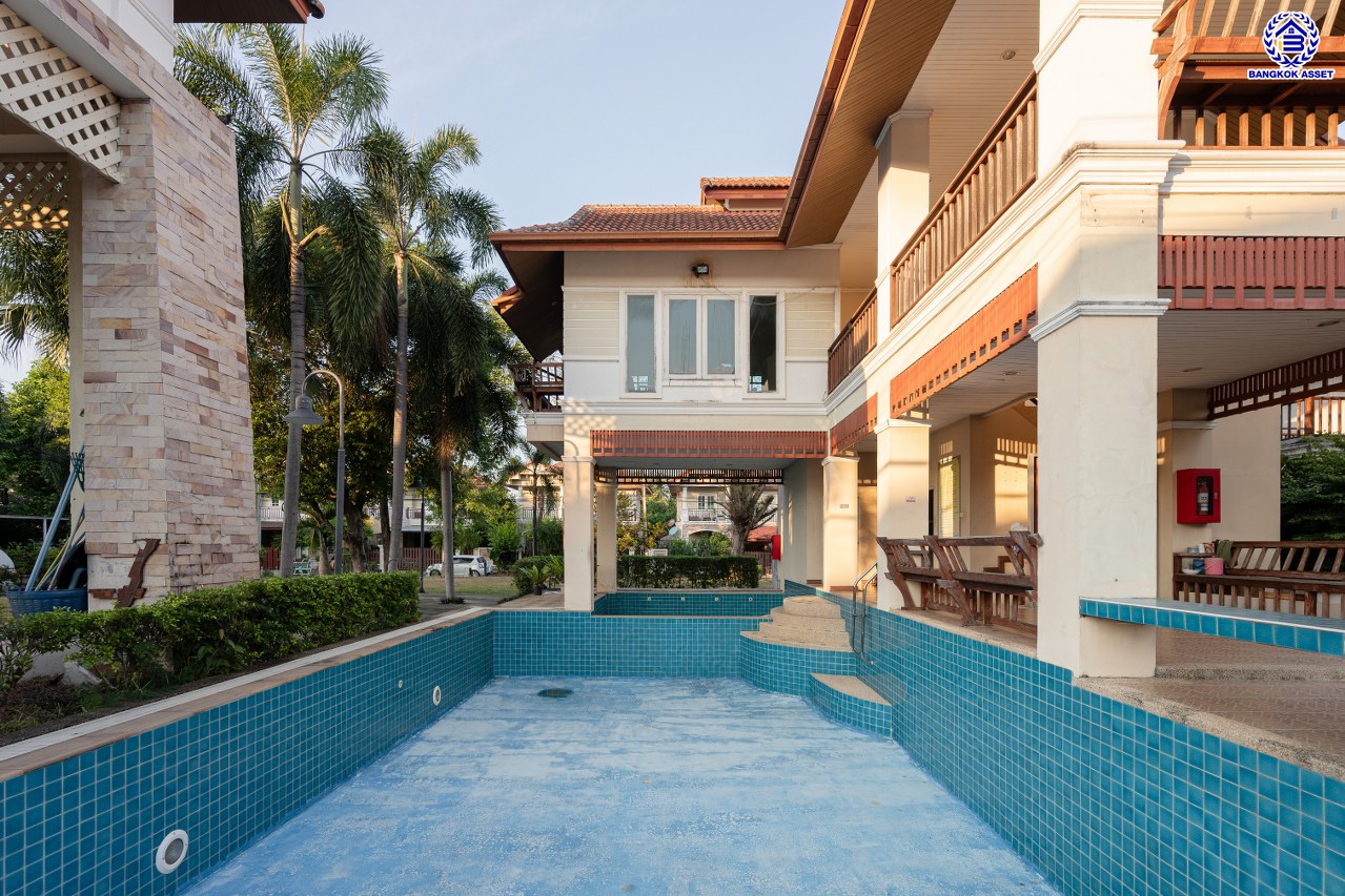 บ้านมือสองตกแต่งใหม่ โครงการ นนทรี4 พระราม5 หลังมุม เนื้อที่ 78.40 ตร.ว. พื้นที่ใช้สอย 293.96 ตร.ม. ฟังก์ชัน 3 ห้องนอน 3 ห้องน้ำ จอดรถได้ 2 คัน บนทำเลศักยภาพเชื่อมต่อหลายเส้นทาง ทั้ง ถนนนครอินทร์, ถนนบางศรีเมือง, ถนนราชพฤกษ์, ถนนติวานนท์ ใกล้รถไฟฟ้าสายสีม่วง "สถานีแยกติวานนท์" และ ใกล้จุดขึ้นทางด่วน "ศรีรัช"