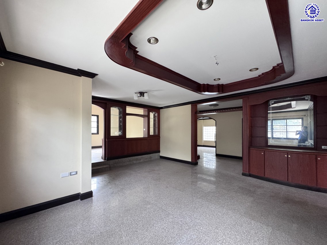 *****บ้านเดี่ยวมือสองนนทบุรี โครงการ ชลลดา บางบัวทอง หลังมุม เนื้อที่ 213 ตร.ว. พื้นที่ใช้สอย 419.81 ตร.ม. บ้านพร้อมอยู่ ฟังก์ชันจัดเต็ม 4 ห้องนอน 5 ห้องน้ำ จอดรถได้ 6 คัน พร้อม Facilities ครบ! บนทำเลคุณภาพ เชื่อมต่อได้หลายเส้นทาง ใกล้เซ็นทรัลเวสต์เกต และรถไฟฟ้าสายสีม่วง "สถานีบางพลู"