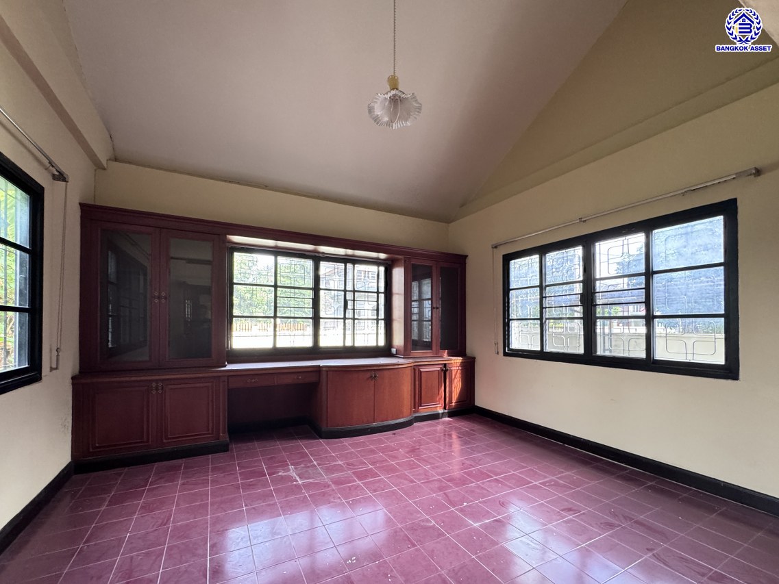 *****บ้านเดี่ยวมือสองนนทบุรี โครงการ ชลลดา บางบัวทอง หลังมุม เนื้อที่ 213 ตร.ว. พื้นที่ใช้สอย 419.81 ตร.ม. บ้านพร้อมอยู่ ฟังก์ชันจัดเต็ม 4 ห้องนอน 5 ห้องน้ำ จอดรถได้ 6 คัน พร้อม Facilities ครบ! บนทำเลคุณภาพ เชื่อมต่อได้หลายเส้นทาง ใกล้เซ็นทรัลเวสต์เกต และรถไฟฟ้าสายสีม่วง "สถานีบางพลู"