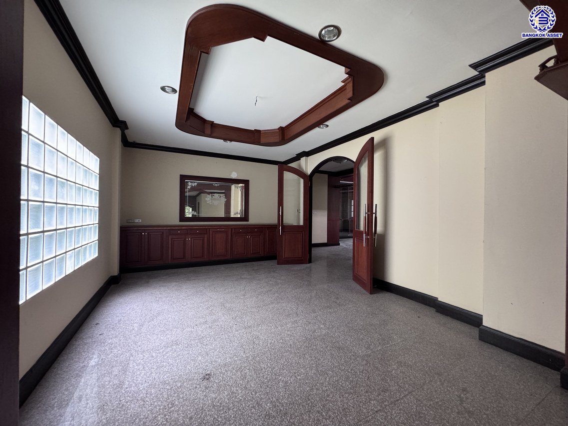 *****บ้านเดี่ยวมือสองนนทบุรี โครงการ ชลลดา บางบัวทอง หลังมุม เนื้อที่ 213 ตร.ว. พื้นที่ใช้สอย 419.81 ตร.ม. บ้านพร้อมอยู่ ฟังก์ชันจัดเต็ม 4 ห้องนอน 5 ห้องน้ำ จอดรถได้ 6 คัน พร้อม Facilities ครบ! บนทำเลคุณภาพ เชื่อมต่อได้หลายเส้นทาง ใกล้เซ็นทรัลเวสต์เกต และรถไฟฟ้าสายสีม่วง "สถานีบางพลู"