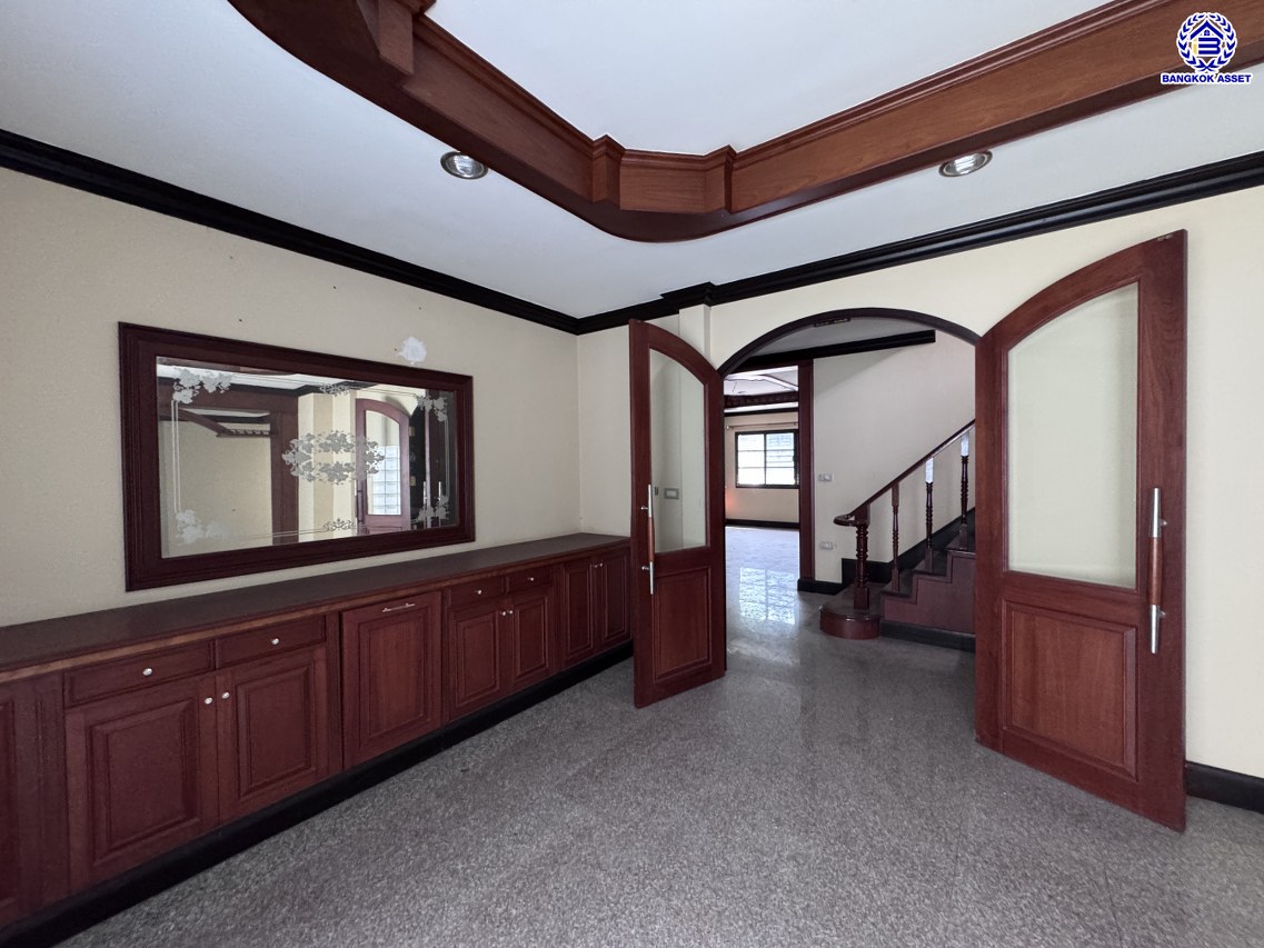 *****บ้านเดี่ยวมือสองนนทบุรี โครงการ ชลลดา บางบัวทอง หลังมุม เนื้อที่ 213 ตร.ว. พื้นที่ใช้สอย 419.81 ตร.ม. บ้านพร้อมอยู่ ฟังก์ชันจัดเต็ม 4 ห้องนอน 5 ห้องน้ำ จอดรถได้ 6 คัน พร้อม Facilities ครบ! บนทำเลคุณภาพ เชื่อมต่อได้หลายเส้นทาง ใกล้เซ็นทรัลเวสต์เกต และรถไฟฟ้าสายสีม่วง "สถานีบางพลู"