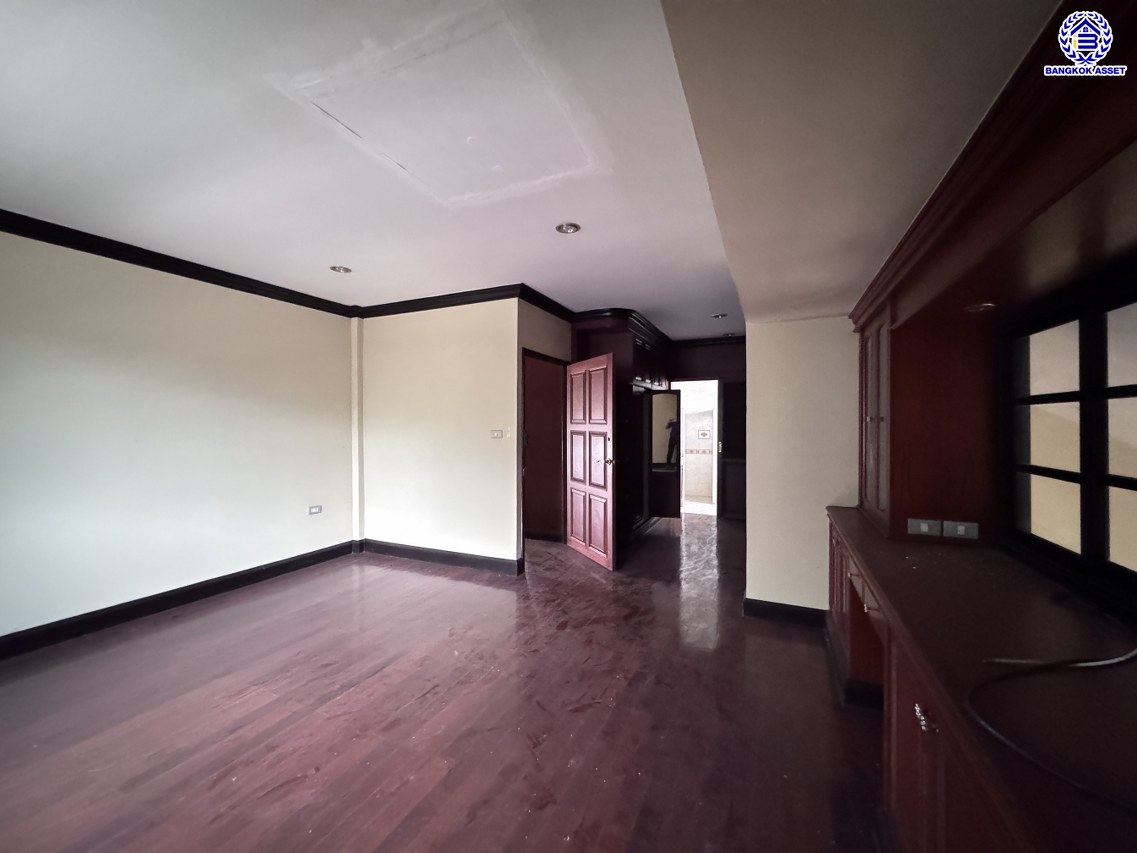 *****บ้านเดี่ยวมือสองนนทบุรี โครงการ ชลลดา บางบัวทอง หลังมุม เนื้อที่ 213 ตร.ว. พื้นที่ใช้สอย 419.81 ตร.ม. บ้านพร้อมอยู่ ฟังก์ชันจัดเต็ม 4 ห้องนอน 5 ห้องน้ำ จอดรถได้ 6 คัน พร้อม Facilities ครบ! บนทำเลคุณภาพ เชื่อมต่อได้หลายเส้นทาง ใกล้เซ็นทรัลเวสต์เกต และรถไฟฟ้าสายสีม่วง "สถานีบางพลู"