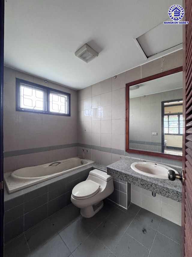 *****บ้านเดี่ยวมือสองนนทบุรี โครงการ ชลลดา บางบัวทอง หลังมุม เนื้อที่ 213 ตร.ว. พื้นที่ใช้สอย 419.81 ตร.ม. บ้านพร้อมอยู่ ฟังก์ชันจัดเต็ม 4 ห้องนอน 5 ห้องน้ำ จอดรถได้ 6 คัน พร้อม Facilities ครบ! บนทำเลคุณภาพ เชื่อมต่อได้หลายเส้นทาง ใกล้เซ็นทรัลเวสต์เกต และรถไฟฟ้าสายสีม่วง "สถานีบางพลู"