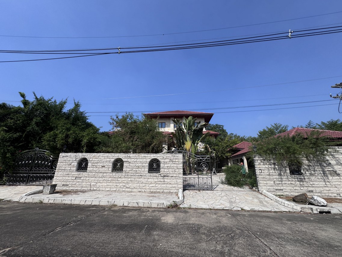 *****บ้านเดี่ยวมือสอง โครงการ เมืองเอก โครงการ4 หลังริม เนื้อที่ 402 ตร.ว. ฟังก์ชัน 5 ห้องนอน 6 ห้องน้ำ 4 ที่จอดรถ บ้านสวยพร้อมอยู่ โครงการบนทำเลเดินทางสะดวก เชื่อมต่อถนนวิภาวดี-รังสิต ถนนพหลโยธิน ถนนรามอินทรา ใกล้รถไฟฟ้าสายสีแดง "สถานีหลักหก" และจุดขึ้นทางด่วน "อุตราภิมุข"