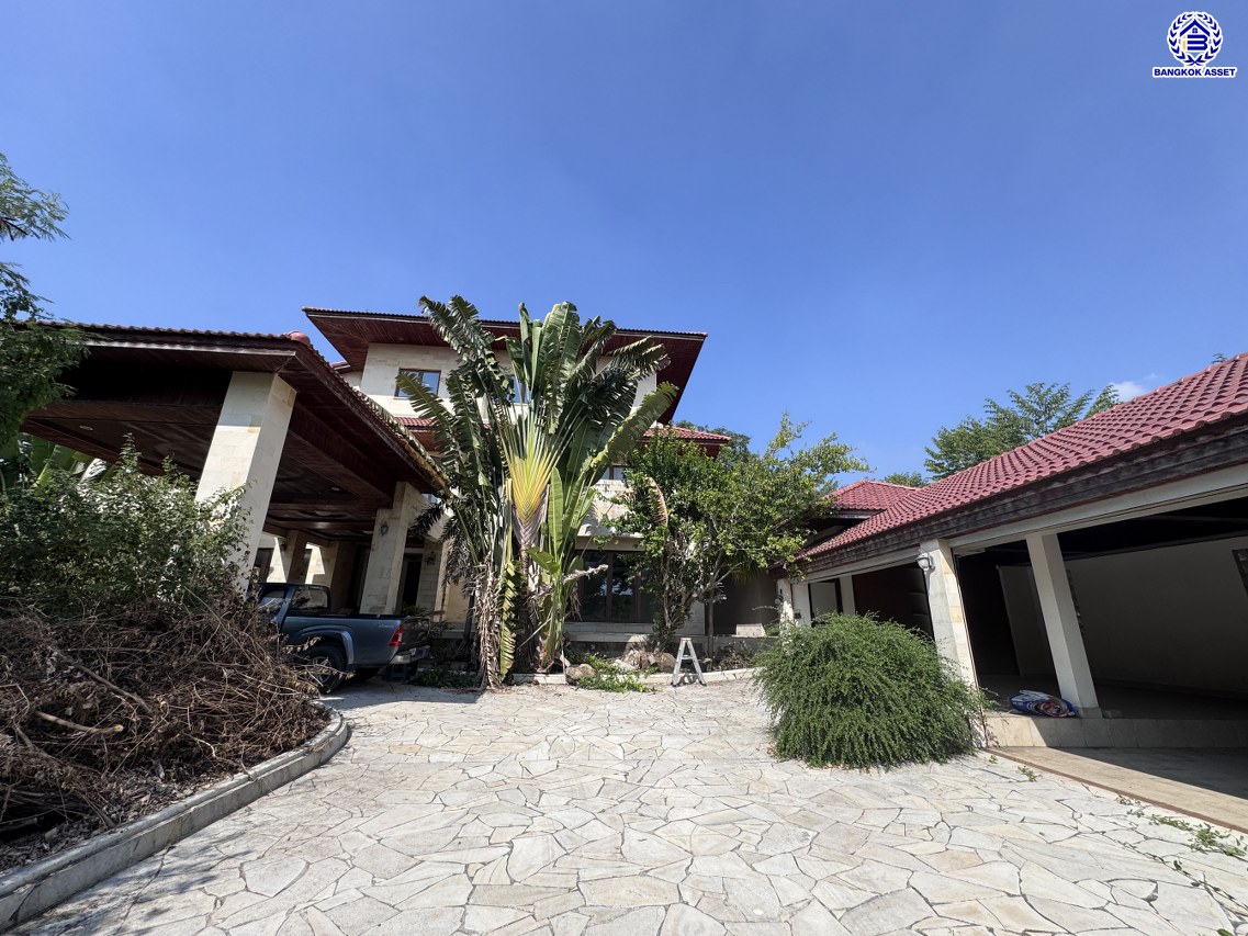 *****บ้านเดี่ยวมือสอง โครงการ เมืองเอก โครงการ4 หลังริม เนื้อที่ 402 ตร.ว. ฟังก์ชัน 5 ห้องนอน 6 ห้องน้ำ 4 ที่จอดรถ บ้านสวยพร้อมอยู่ โครงการบนทำเลเดินทางสะดวก เชื่อมต่อถนนวิภาวดี-รังสิต ถนนพหลโยธิน ถนนรามอินทรา ใกล้รถไฟฟ้าสายสีแดง "สถานีหลักหก" และจุดขึ้นทางด่วน "อุตราภิมุข"