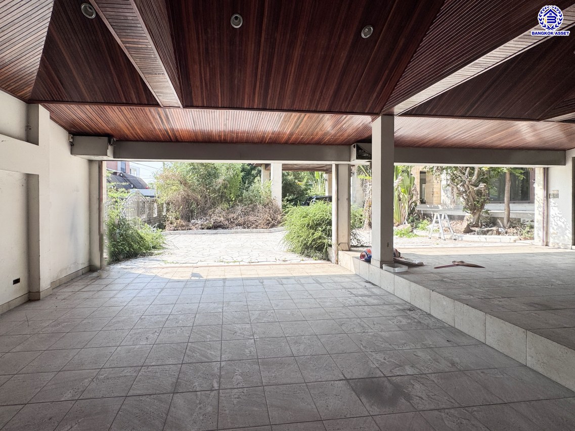 *****บ้านเดี่ยวมือสอง โครงการ เมืองเอก โครงการ4 หลังริม เนื้อที่ 402 ตร.ว. ฟังก์ชัน 5 ห้องนอน 6 ห้องน้ำ 4 ที่จอดรถ บ้านสวยพร้อมอยู่ โครงการบนทำเลเดินทางสะดวก เชื่อมต่อถนนวิภาวดี-รังสิต ถนนพหลโยธิน ถนนรามอินทรา ใกล้รถไฟฟ้าสายสีแดง "สถานีหลักหก" และจุดขึ้นทางด่วน "อุตราภิมุข"