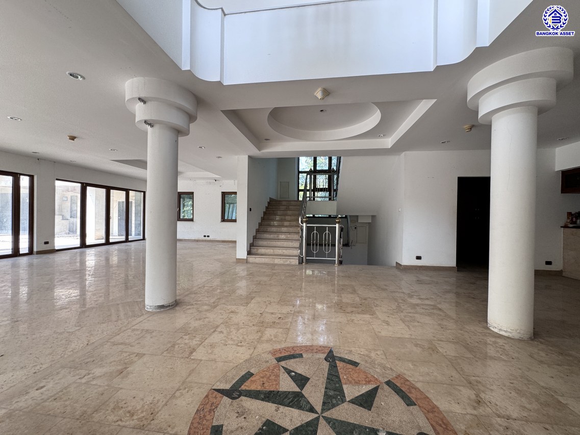 *****บ้านเดี่ยวมือสอง โครงการ เมืองเอก โครงการ4 หลังริม เนื้อที่ 402 ตร.ว. ฟังก์ชัน 5 ห้องนอน 6 ห้องน้ำ 4 ที่จอดรถ บ้านสวยพร้อมอยู่ โครงการบนทำเลเดินทางสะดวก เชื่อมต่อถนนวิภาวดี-รังสิต ถนนพหลโยธิน ถนนรามอินทรา ใกล้รถไฟฟ้าสายสีแดง "สถานีหลักหก" และจุดขึ้นทางด่วน "อุตราภิมุข"