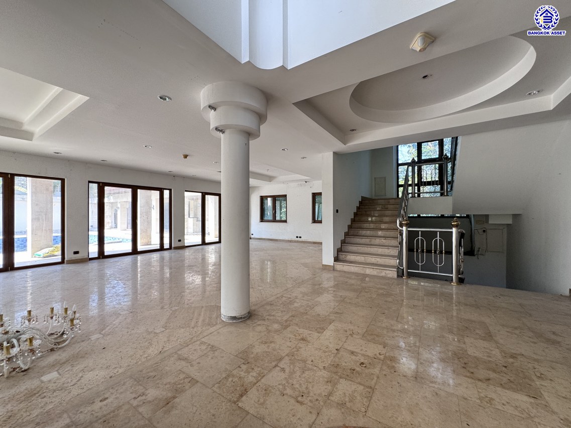 *****บ้านเดี่ยวมือสอง โครงการ เมืองเอก โครงการ4 หลังริม เนื้อที่ 402 ตร.ว. ฟังก์ชัน 5 ห้องนอน 6 ห้องน้ำ 4 ที่จอดรถ บ้านสวยพร้อมอยู่ โครงการบนทำเลเดินทางสะดวก เชื่อมต่อถนนวิภาวดี-รังสิต ถนนพหลโยธิน ถนนรามอินทรา ใกล้รถไฟฟ้าสายสีแดง "สถานีหลักหก" และจุดขึ้นทางด่วน "อุตราภิมุข"