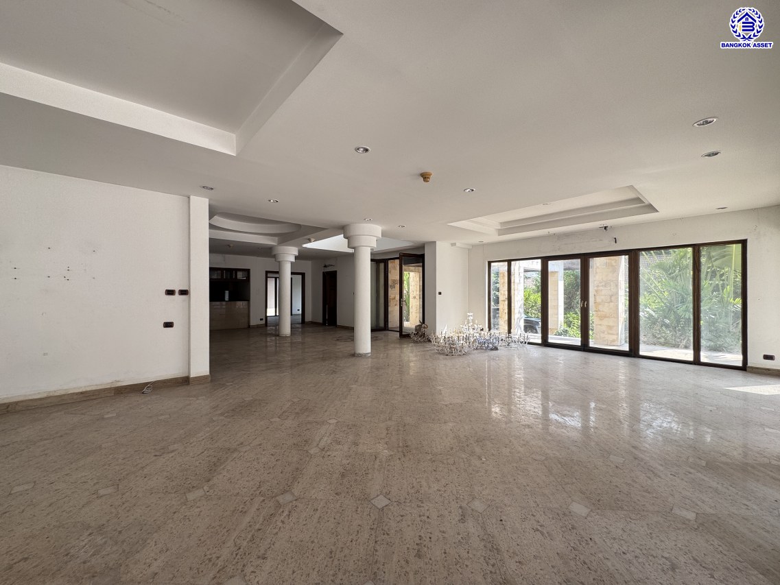 *****บ้านเดี่ยวมือสอง โครงการ เมืองเอก โครงการ4 หลังริม เนื้อที่ 402 ตร.ว. ฟังก์ชัน 5 ห้องนอน 6 ห้องน้ำ 4 ที่จอดรถ บ้านสวยพร้อมอยู่ โครงการบนทำเลเดินทางสะดวก เชื่อมต่อถนนวิภาวดี-รังสิต ถนนพหลโยธิน ถนนรามอินทรา ใกล้รถไฟฟ้าสายสีแดง "สถานีหลักหก" และจุดขึ้นทางด่วน "อุตราภิมุข"