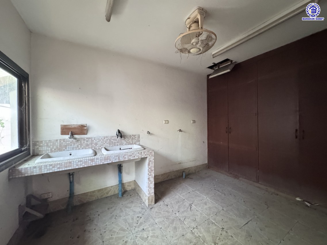 *****บ้านเดี่ยวมือสอง โครงการ เมืองเอก โครงการ4 หลังริม เนื้อที่ 402 ตร.ว. ฟังก์ชัน 5 ห้องนอน 6 ห้องน้ำ 4 ที่จอดรถ บ้านสวยพร้อมอยู่ โครงการบนทำเลเดินทางสะดวก เชื่อมต่อถนนวิภาวดี-รังสิต ถนนพหลโยธิน ถนนรามอินทรา ใกล้รถไฟฟ้าสายสีแดง "สถานีหลักหก" และจุดขึ้นทางด่วน "อุตราภิมุข"