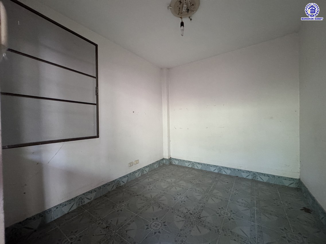 *****บ้านเดี่ยวมือสอง โครงการ เมืองเอก โครงการ4 หลังริม เนื้อที่ 402 ตร.ว. ฟังก์ชัน 5 ห้องนอน 6 ห้องน้ำ 4 ที่จอดรถ บ้านสวยพร้อมอยู่ โครงการบนทำเลเดินทางสะดวก เชื่อมต่อถนนวิภาวดี-รังสิต ถนนพหลโยธิน ถนนรามอินทรา ใกล้รถไฟฟ้าสายสีแดง "สถานีหลักหก" และจุดขึ้นทางด่วน "อุตราภิมุข"