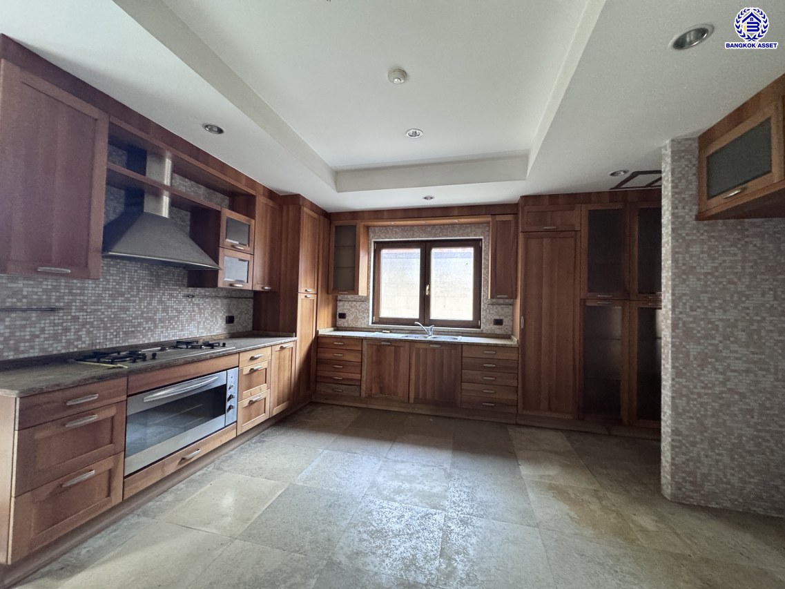 *****บ้านเดี่ยวมือสอง โครงการ เมืองเอก โครงการ4 หลังริม เนื้อที่ 402 ตร.ว. ฟังก์ชัน 5 ห้องนอน 6 ห้องน้ำ 4 ที่จอดรถ บ้านสวยพร้อมอยู่ โครงการบนทำเลเดินทางสะดวก เชื่อมต่อถนนวิภาวดี-รังสิต ถนนพหลโยธิน ถนนรามอินทรา ใกล้รถไฟฟ้าสายสีแดง "สถานีหลักหก" และจุดขึ้นทางด่วน "อุตราภิมุข"