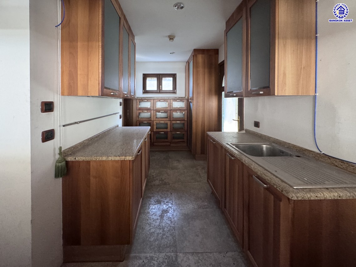 *****บ้านเดี่ยวมือสอง โครงการ เมืองเอก โครงการ4 หลังริม เนื้อที่ 402 ตร.ว. ฟังก์ชัน 5 ห้องนอน 6 ห้องน้ำ 4 ที่จอดรถ บ้านสวยพร้อมอยู่ โครงการบนทำเลเดินทางสะดวก เชื่อมต่อถนนวิภาวดี-รังสิต ถนนพหลโยธิน ถนนรามอินทรา ใกล้รถไฟฟ้าสายสีแดง "สถานีหลักหก" และจุดขึ้นทางด่วน "อุตราภิมุข"