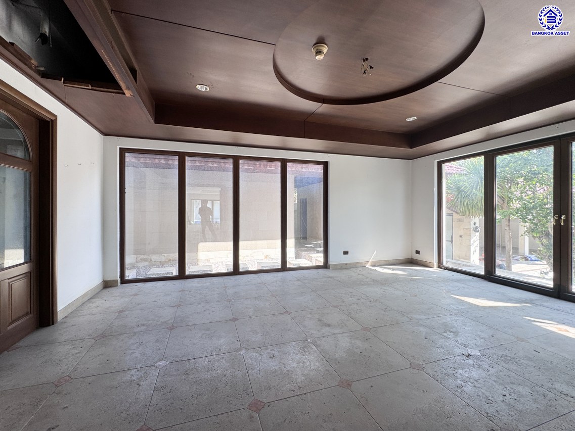 *****บ้านเดี่ยวมือสอง โครงการ เมืองเอก โครงการ4 หลังริม เนื้อที่ 402 ตร.ว. ฟังก์ชัน 5 ห้องนอน 6 ห้องน้ำ 4 ที่จอดรถ บ้านสวยพร้อมอยู่ โครงการบนทำเลเดินทางสะดวก เชื่อมต่อถนนวิภาวดี-รังสิต ถนนพหลโยธิน ถนนรามอินทรา ใกล้รถไฟฟ้าสายสีแดง "สถานีหลักหก" และจุดขึ้นทางด่วน "อุตราภิมุข"