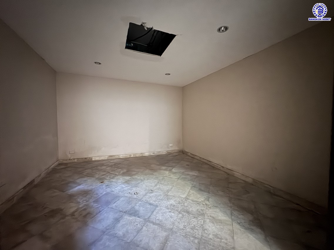 *****บ้านเดี่ยวมือสอง โครงการ เมืองเอก โครงการ4 หลังริม เนื้อที่ 402 ตร.ว. ฟังก์ชัน 5 ห้องนอน 6 ห้องน้ำ 4 ที่จอดรถ บ้านสวยพร้อมอยู่ โครงการบนทำเลเดินทางสะดวก เชื่อมต่อถนนวิภาวดี-รังสิต ถนนพหลโยธิน ถนนรามอินทรา ใกล้รถไฟฟ้าสายสีแดง "สถานีหลักหก" และจุดขึ้นทางด่วน "อุตราภิมุข"