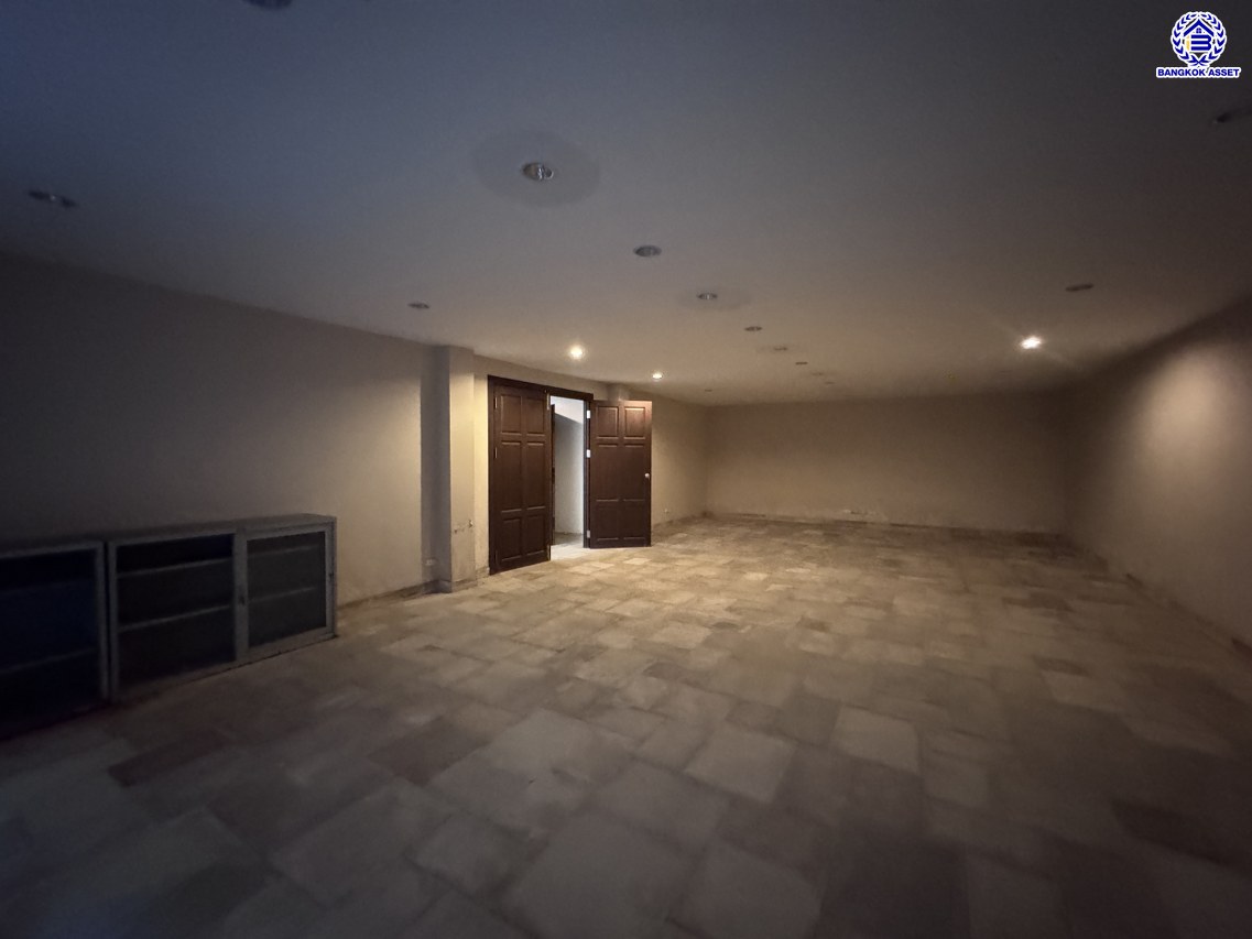 *****บ้านเดี่ยวมือสอง โครงการ เมืองเอก โครงการ4 หลังริม เนื้อที่ 402 ตร.ว. ฟังก์ชัน 5 ห้องนอน 6 ห้องน้ำ 4 ที่จอดรถ บ้านสวยพร้อมอยู่ โครงการบนทำเลเดินทางสะดวก เชื่อมต่อถนนวิภาวดี-รังสิต ถนนพหลโยธิน ถนนรามอินทรา ใกล้รถไฟฟ้าสายสีแดง "สถานีหลักหก" และจุดขึ้นทางด่วน "อุตราภิมุข"