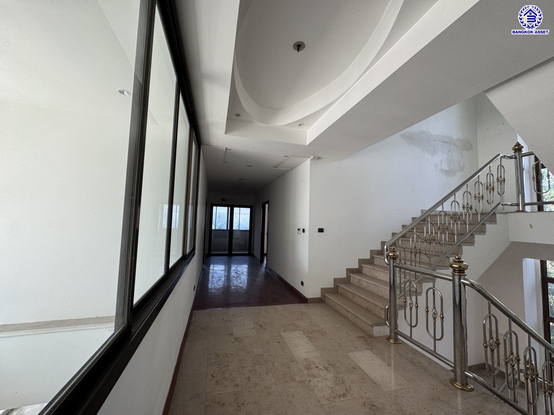 *****บ้านเดี่ยวมือสอง โครงการ เมืองเอก โครงการ4 หลังริม เนื้อที่ 402 ตร.ว. ฟังก์ชัน 5 ห้องนอน 6 ห้องน้ำ 4 ที่จอดรถ บ้านสวยพร้อมอยู่ โครงการบนทำเลเดินทางสะดวก เชื่อมต่อถนนวิภาวดี-รังสิต ถนนพหลโยธิน ถนนรามอินทรา ใกล้รถไฟฟ้าสายสีแดง "สถานีหลักหก" และจุดขึ้นทางด่วน "อุตราภิมุข"