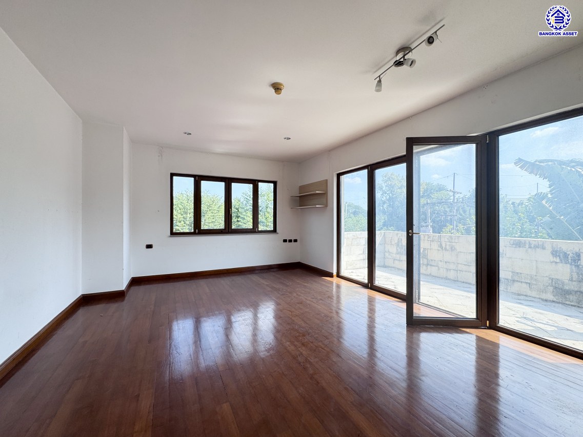 *****บ้านเดี่ยวมือสอง โครงการ เมืองเอก โครงการ4 หลังริม เนื้อที่ 402 ตร.ว. ฟังก์ชัน 5 ห้องนอน 6 ห้องน้ำ 4 ที่จอดรถ บ้านสวยพร้อมอยู่ โครงการบนทำเลเดินทางสะดวก เชื่อมต่อถนนวิภาวดี-รังสิต ถนนพหลโยธิน ถนนรามอินทรา ใกล้รถไฟฟ้าสายสีแดง "สถานีหลักหก" และจุดขึ้นทางด่วน "อุตราภิมุข"