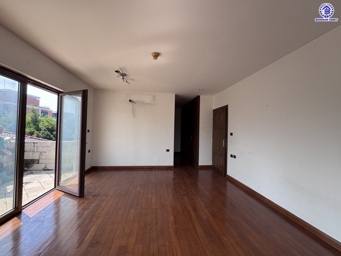 *****บ้านเดี่ยวมือสอง โครงการ เมืองเอก โครงการ4 หลังริม เนื้อที่ 402 ตร.ว. ฟังก์ชัน 5 ห้องนอน 6 ห้องน้ำ 4 ที่จอดรถ บ้านสวยพร้อมอยู่ โครงการบนทำเลเดินทางสะดวก เชื่อมต่อถนนวิภาวดี-รังสิต ถนนพหลโยธิน ถนนรามอินทรา ใกล้รถไฟฟ้าสายสีแดง "สถานีหลักหก" และจุดขึ้นทางด่วน "อุตราภิมุข"