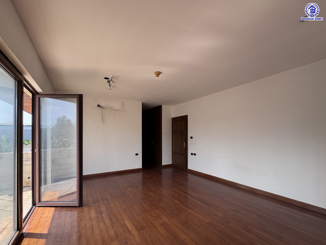 *****บ้านเดี่ยวมือสอง โครงการ เมืองเอก โครงการ4 หลังริม เนื้อที่ 402 ตร.ว. ฟังก์ชัน 5 ห้องนอน 6 ห้องน้ำ 4 ที่จอดรถ บ้านสวยพร้อมอยู่ โครงการบนทำเลเดินทางสะดวก เชื่อมต่อถนนวิภาวดี-รังสิต ถนนพหลโยธิน ถนนรามอินทรา ใกล้รถไฟฟ้าสายสีแดง "สถานีหลักหก" และจุดขึ้นทางด่วน "อุตราภิมุข"