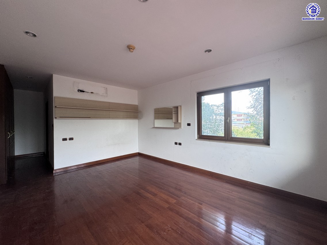 *****บ้านเดี่ยวมือสอง โครงการ เมืองเอก โครงการ4 หลังริม เนื้อที่ 402 ตร.ว. ฟังก์ชัน 5 ห้องนอน 6 ห้องน้ำ 4 ที่จอดรถ บ้านสวยพร้อมอยู่ โครงการบนทำเลเดินทางสะดวก เชื่อมต่อถนนวิภาวดี-รังสิต ถนนพหลโยธิน ถนนรามอินทรา ใกล้รถไฟฟ้าสายสีแดง "สถานีหลักหก" และจุดขึ้นทางด่วน "อุตราภิมุข"