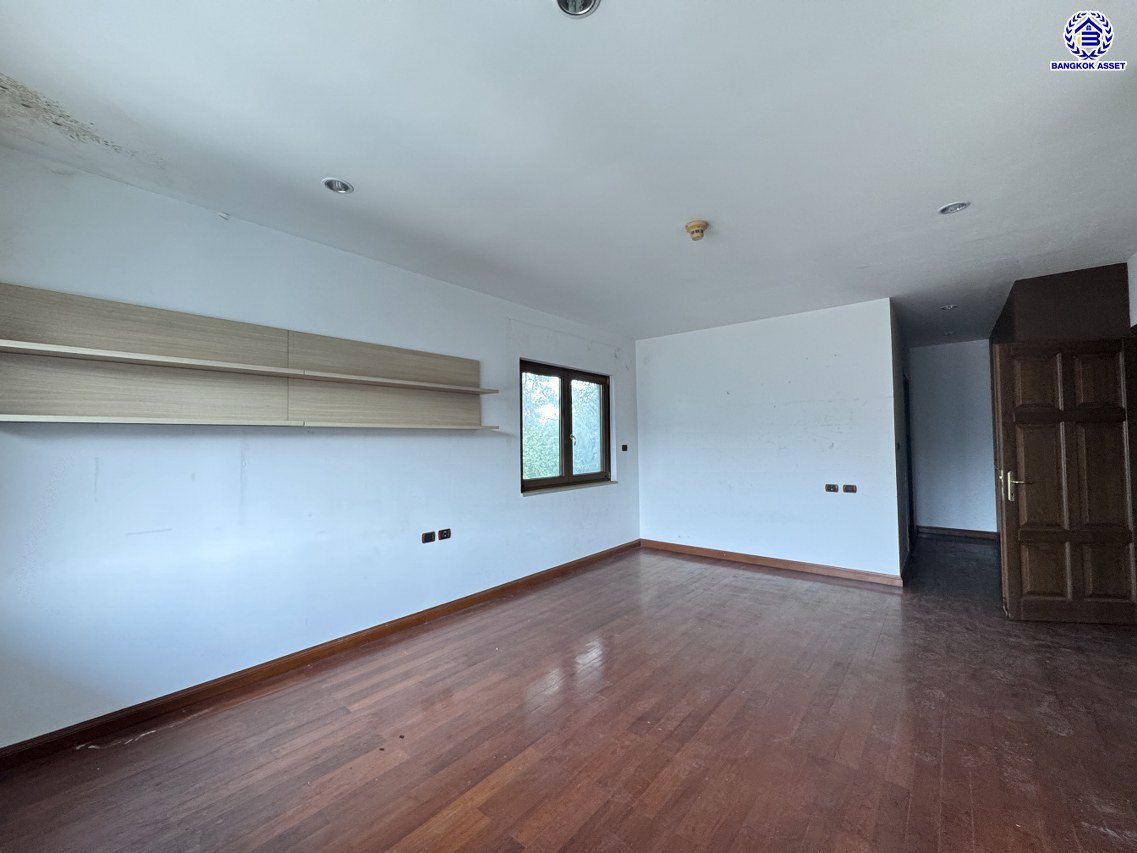 *****บ้านเดี่ยวมือสอง โครงการ เมืองเอก โครงการ4 หลังริม เนื้อที่ 402 ตร.ว. ฟังก์ชัน 5 ห้องนอน 6 ห้องน้ำ 4 ที่จอดรถ บ้านสวยพร้อมอยู่ โครงการบนทำเลเดินทางสะดวก เชื่อมต่อถนนวิภาวดี-รังสิต ถนนพหลโยธิน ถนนรามอินทรา ใกล้รถไฟฟ้าสายสีแดง "สถานีหลักหก" และจุดขึ้นทางด่วน "อุตราภิมุข"