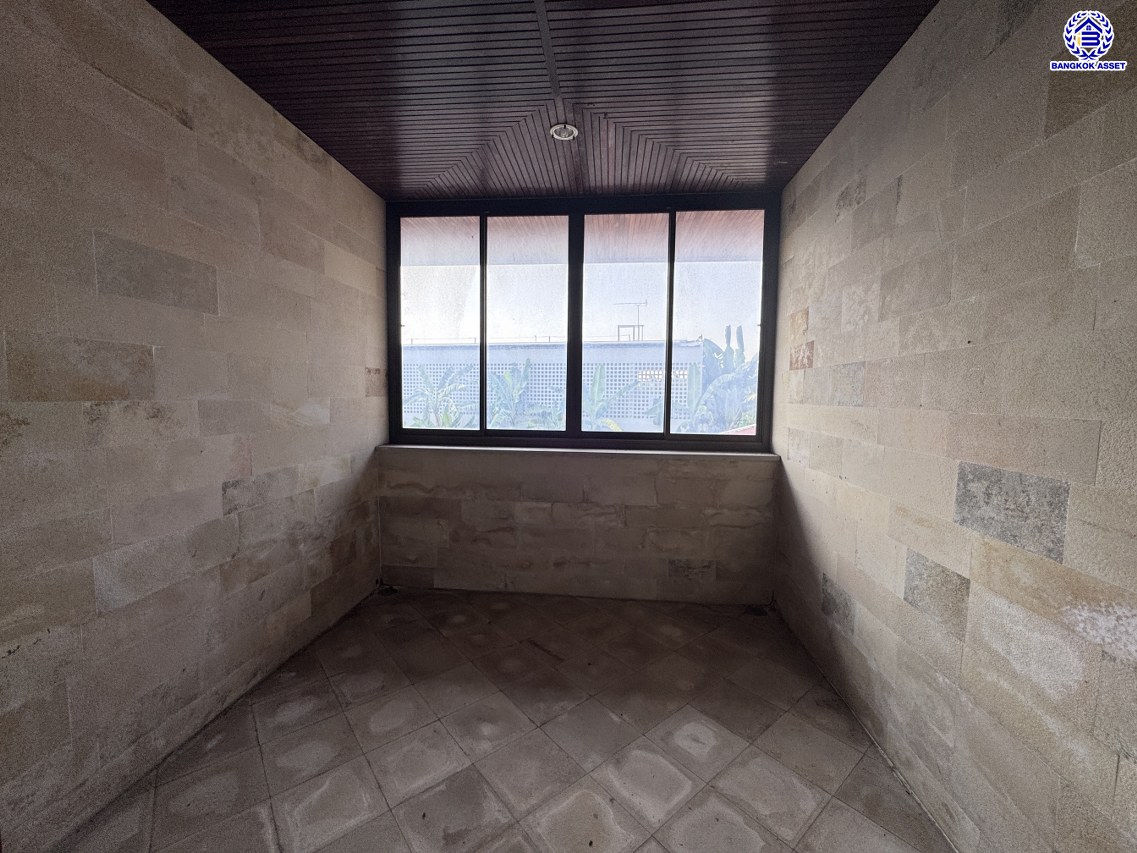 *****บ้านเดี่ยวมือสอง โครงการ เมืองเอก โครงการ4 หลังริม เนื้อที่ 402 ตร.ว. ฟังก์ชัน 5 ห้องนอน 6 ห้องน้ำ 4 ที่จอดรถ บ้านสวยพร้อมอยู่ โครงการบนทำเลเดินทางสะดวก เชื่อมต่อถนนวิภาวดี-รังสิต ถนนพหลโยธิน ถนนรามอินทรา ใกล้รถไฟฟ้าสายสีแดง "สถานีหลักหก" และจุดขึ้นทางด่วน "อุตราภิมุข"