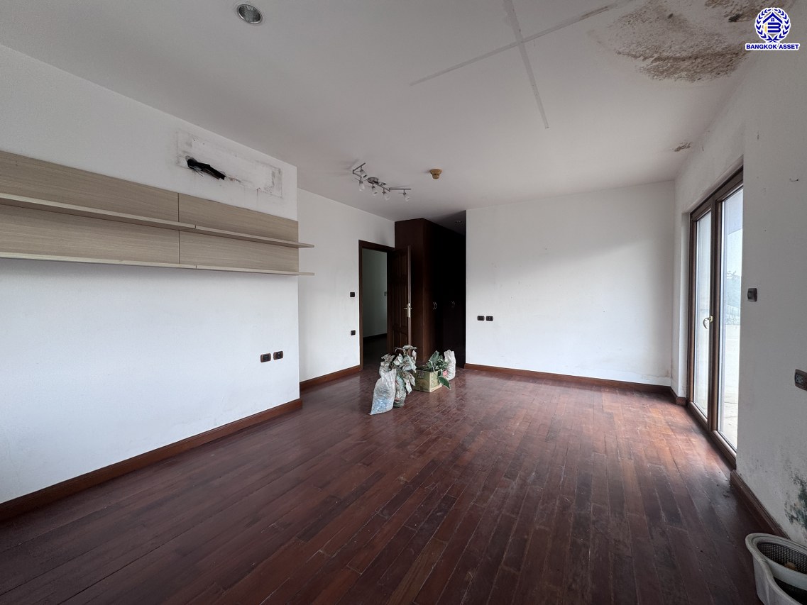 *****บ้านเดี่ยวมือสอง โครงการ เมืองเอก โครงการ4 หลังริม เนื้อที่ 402 ตร.ว. ฟังก์ชัน 5 ห้องนอน 6 ห้องน้ำ 4 ที่จอดรถ บ้านสวยพร้อมอยู่ โครงการบนทำเลเดินทางสะดวก เชื่อมต่อถนนวิภาวดี-รังสิต ถนนพหลโยธิน ถนนรามอินทรา ใกล้รถไฟฟ้าสายสีแดง "สถานีหลักหก" และจุดขึ้นทางด่วน "อุตราภิมุข"