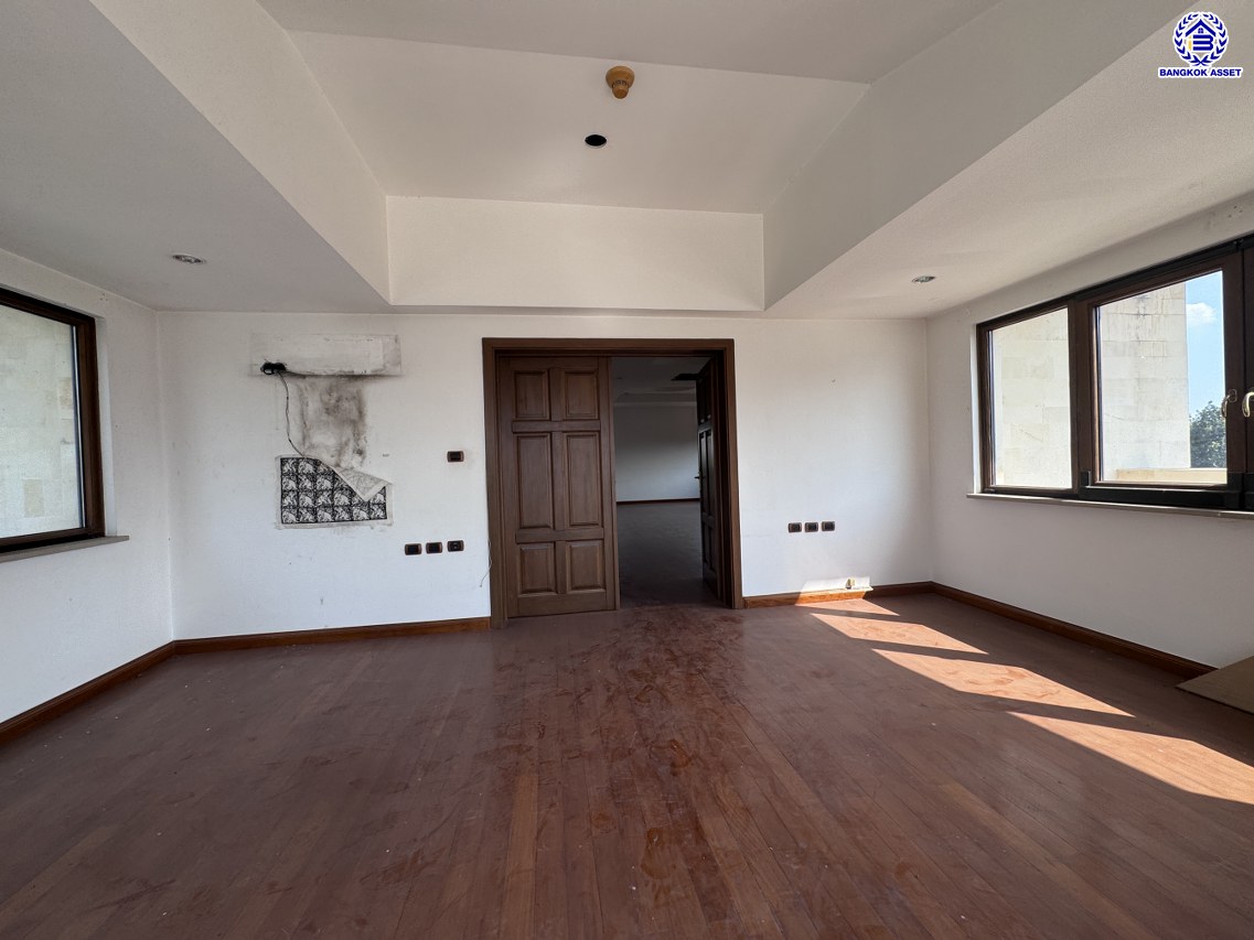 *****บ้านเดี่ยวมือสอง โครงการ เมืองเอก โครงการ4 หลังริม เนื้อที่ 402 ตร.ว. ฟังก์ชัน 5 ห้องนอน 6 ห้องน้ำ 4 ที่จอดรถ บ้านสวยพร้อมอยู่ โครงการบนทำเลเดินทางสะดวก เชื่อมต่อถนนวิภาวดี-รังสิต ถนนพหลโยธิน ถนนรามอินทรา ใกล้รถไฟฟ้าสายสีแดง "สถานีหลักหก" และจุดขึ้นทางด่วน "อุตราภิมุข"