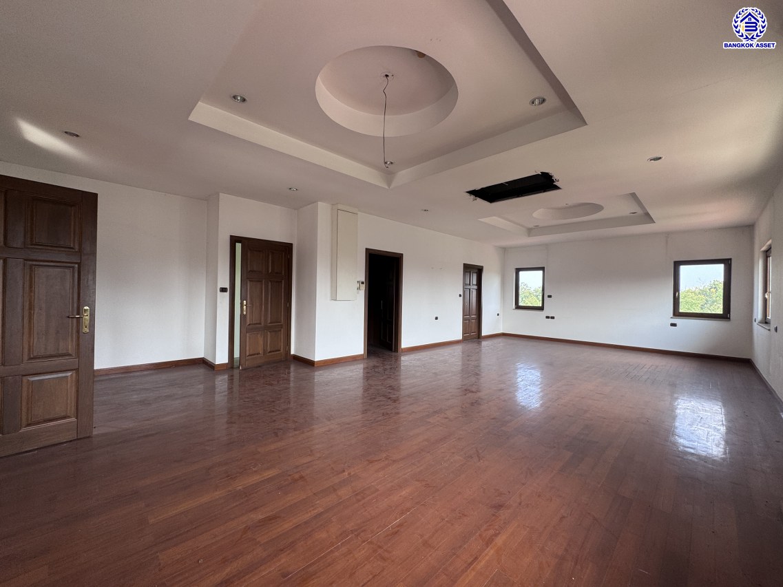 *****บ้านเดี่ยวมือสอง โครงการ เมืองเอก โครงการ4 หลังริม เนื้อที่ 402 ตร.ว. ฟังก์ชัน 5 ห้องนอน 6 ห้องน้ำ 4 ที่จอดรถ บ้านสวยพร้อมอยู่ โครงการบนทำเลเดินทางสะดวก เชื่อมต่อถนนวิภาวดี-รังสิต ถนนพหลโยธิน ถนนรามอินทรา ใกล้รถไฟฟ้าสายสีแดง "สถานีหลักหก" และจุดขึ้นทางด่วน "อุตราภิมุข"