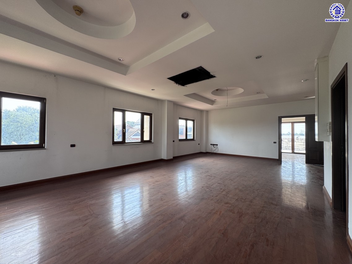 *****บ้านเดี่ยวมือสอง โครงการ เมืองเอก โครงการ4 หลังริม เนื้อที่ 402 ตร.ว. ฟังก์ชัน 5 ห้องนอน 6 ห้องน้ำ 4 ที่จอดรถ บ้านสวยพร้อมอยู่ โครงการบนทำเลเดินทางสะดวก เชื่อมต่อถนนวิภาวดี-รังสิต ถนนพหลโยธิน ถนนรามอินทรา ใกล้รถไฟฟ้าสายสีแดง "สถานีหลักหก" และจุดขึ้นทางด่วน "อุตราภิมุข"