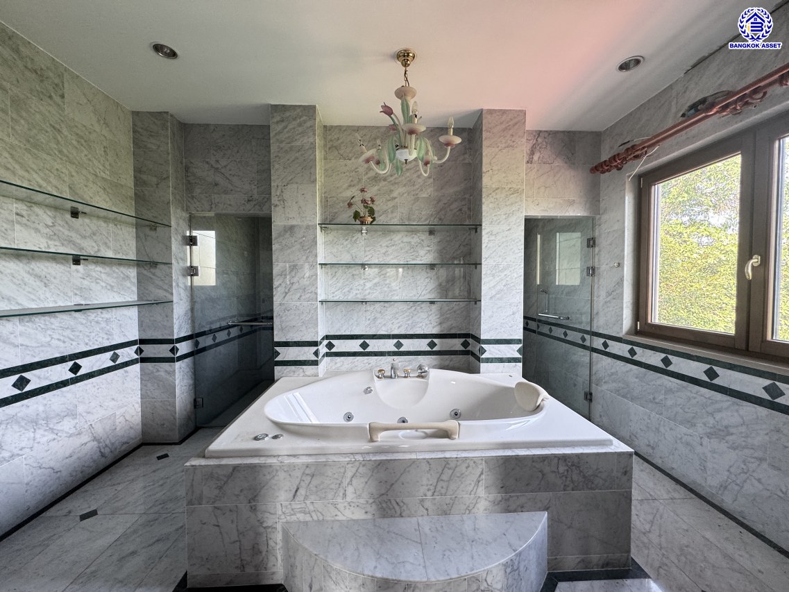 *****บ้านเดี่ยวมือสอง โครงการ เมืองเอก โครงการ4 หลังริม เนื้อที่ 402 ตร.ว. ฟังก์ชัน 5 ห้องนอน 6 ห้องน้ำ 4 ที่จอดรถ บ้านสวยพร้อมอยู่ โครงการบนทำเลเดินทางสะดวก เชื่อมต่อถนนวิภาวดี-รังสิต ถนนพหลโยธิน ถนนรามอินทรา ใกล้รถไฟฟ้าสายสีแดง "สถานีหลักหก" และจุดขึ้นทางด่วน "อุตราภิมุข"