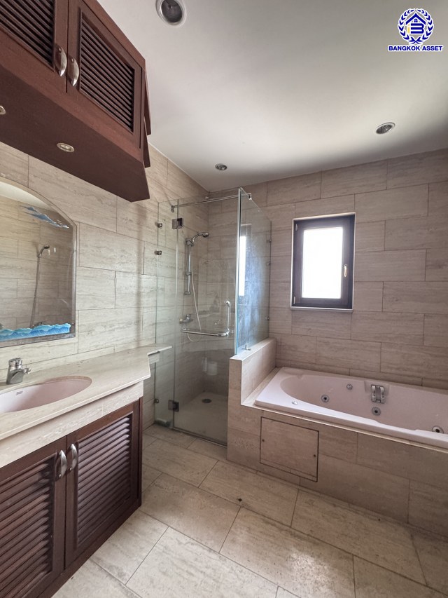 *****บ้านเดี่ยวมือสอง โครงการ เมืองเอก โครงการ4 หลังริม เนื้อที่ 402 ตร.ว. ฟังก์ชัน 5 ห้องนอน 6 ห้องน้ำ 4 ที่จอดรถ บ้านสวยพร้อมอยู่ โครงการบนทำเลเดินทางสะดวก เชื่อมต่อถนนวิภาวดี-รังสิต ถนนพหลโยธิน ถนนรามอินทรา ใกล้รถไฟฟ้าสายสีแดง "สถานีหลักหก" และจุดขึ้นทางด่วน "อุตราภิมุข"