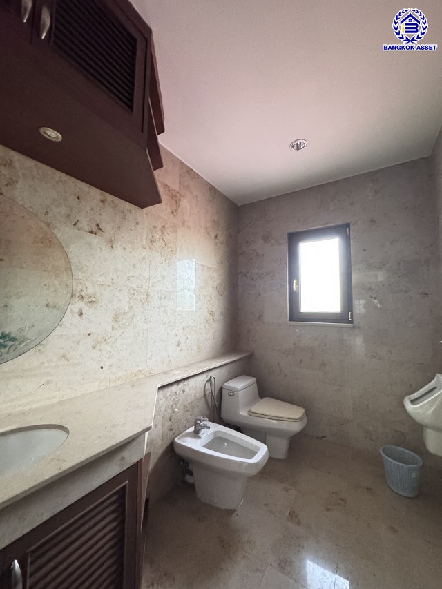 *****บ้านเดี่ยวมือสอง โครงการ เมืองเอก โครงการ4 หลังริม เนื้อที่ 402 ตร.ว. ฟังก์ชัน 5 ห้องนอน 6 ห้องน้ำ 4 ที่จอดรถ บ้านสวยพร้อมอยู่ โครงการบนทำเลเดินทางสะดวก เชื่อมต่อถนนวิภาวดี-รังสิต ถนนพหลโยธิน ถนนรามอินทรา ใกล้รถไฟฟ้าสายสีแดง "สถานีหลักหก" และจุดขึ้นทางด่วน "อุตราภิมุข"