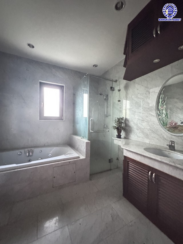 *****บ้านเดี่ยวมือสอง โครงการ เมืองเอก โครงการ4 หลังริม เนื้อที่ 402 ตร.ว. ฟังก์ชัน 5 ห้องนอน 6 ห้องน้ำ 4 ที่จอดรถ บ้านสวยพร้อมอยู่ โครงการบนทำเลเดินทางสะดวก เชื่อมต่อถนนวิภาวดี-รังสิต ถนนพหลโยธิน ถนนรามอินทรา ใกล้รถไฟฟ้าสายสีแดง "สถานีหลักหก" และจุดขึ้นทางด่วน "อุตราภิมุข"