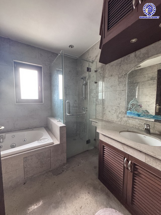 *****บ้านเดี่ยวมือสอง โครงการ เมืองเอก โครงการ4 หลังริม เนื้อที่ 402 ตร.ว. ฟังก์ชัน 5 ห้องนอน 6 ห้องน้ำ 4 ที่จอดรถ บ้านสวยพร้อมอยู่ โครงการบนทำเลเดินทางสะดวก เชื่อมต่อถนนวิภาวดี-รังสิต ถนนพหลโยธิน ถนนรามอินทรา ใกล้รถไฟฟ้าสายสีแดง "สถานีหลักหก" และจุดขึ้นทางด่วน "อุตราภิมุข"