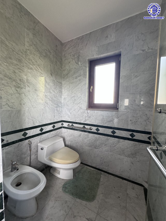 *****บ้านเดี่ยวมือสอง โครงการ เมืองเอก โครงการ4 หลังริม เนื้อที่ 402 ตร.ว. ฟังก์ชัน 5 ห้องนอน 6 ห้องน้ำ 4 ที่จอดรถ บ้านสวยพร้อมอยู่ โครงการบนทำเลเดินทางสะดวก เชื่อมต่อถนนวิภาวดี-รังสิต ถนนพหลโยธิน ถนนรามอินทรา ใกล้รถไฟฟ้าสายสีแดง "สถานีหลักหก" และจุดขึ้นทางด่วน "อุตราภิมุข"