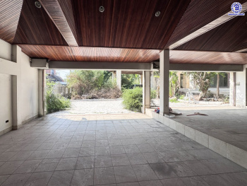 *****บ้านเดี่ยวมือสอง โครงการ เมืองเอก โครงการ4 หลังริม เนื้อที่ 402 ตร.ว. ฟังก์ชัน 5 ห้องนอน 6 ห้องน้ำ 4 ที่จอดรถ บ้านสวยพร้อมอยู่ โครงการบนทำเลเดินทางสะดวก เชื่อมต่อถนนวิภาวดี-รังสิต ถนนพหลโยธิน ถนนรามอินทรา ใกล้รถไฟฟ้าสายสีแดง "สถานีหลักหก" และจุดขึ้นทางด่วน "อุตราภิมุข"