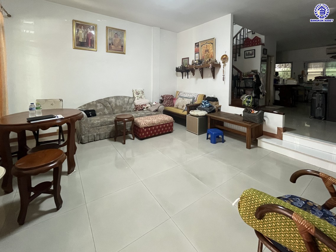 *****ทาวน์โฮม 3 ชั้นมือสอง โครงการ วิสต้า ปาร์ค วิภาวดี เนื้อที่ 23.80 ตร.ว. พื้นที่ใช้สอย 188 ตร.ม. ฟังก์ชัน 3 ห้องนอน 3 ห้องน้ำ 2 ที่จอดรถ บนทำเลเดินทางสะดวก เชื่อมต่อถนนวิภาวดี, ถนนรามอินทรา, ถนนแจ้งวัฒนะ ใกล้รถไฟฟ้าสายสีแดง "สถานีหลักสี่" ใกล้ห้างสรรพสินค้าเซ็นทรัล รามอินทรา และมหาวิทยาลัยราชภัฏพระนคร