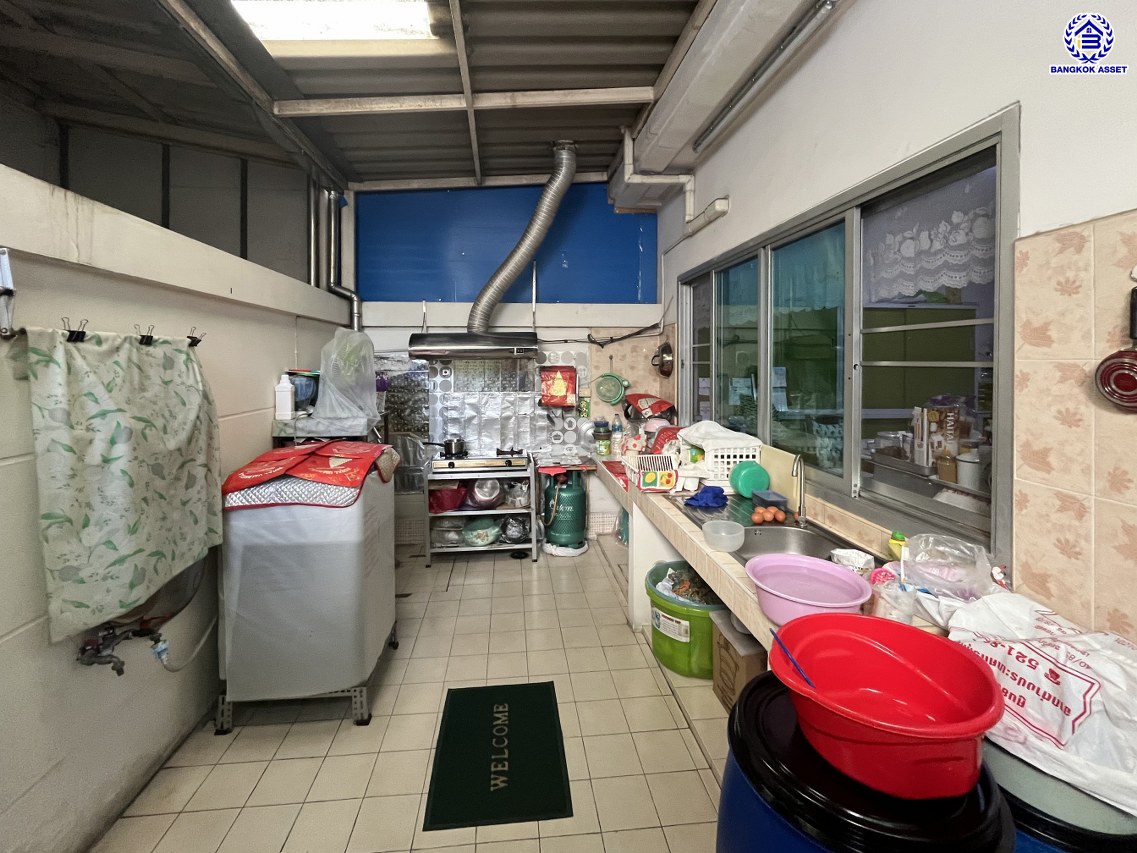 *****ทาวน์โฮม 3 ชั้นมือสอง โครงการ วิสต้า ปาร์ค วิภาวดี เนื้อที่ 23.80 ตร.ว. พื้นที่ใช้สอย 188 ตร.ม. ฟังก์ชัน 3 ห้องนอน 3 ห้องน้ำ 2 ที่จอดรถ บนทำเลเดินทางสะดวก เชื่อมต่อถนนวิภาวดี, ถนนรามอินทรา, ถนนแจ้งวัฒนะ ใกล้รถไฟฟ้าสายสีแดง "สถานีหลักสี่" ใกล้ห้างสรรพสินค้าเซ็นทรัล รามอินทรา และมหาวิทยาลัยราชภัฏพระนคร